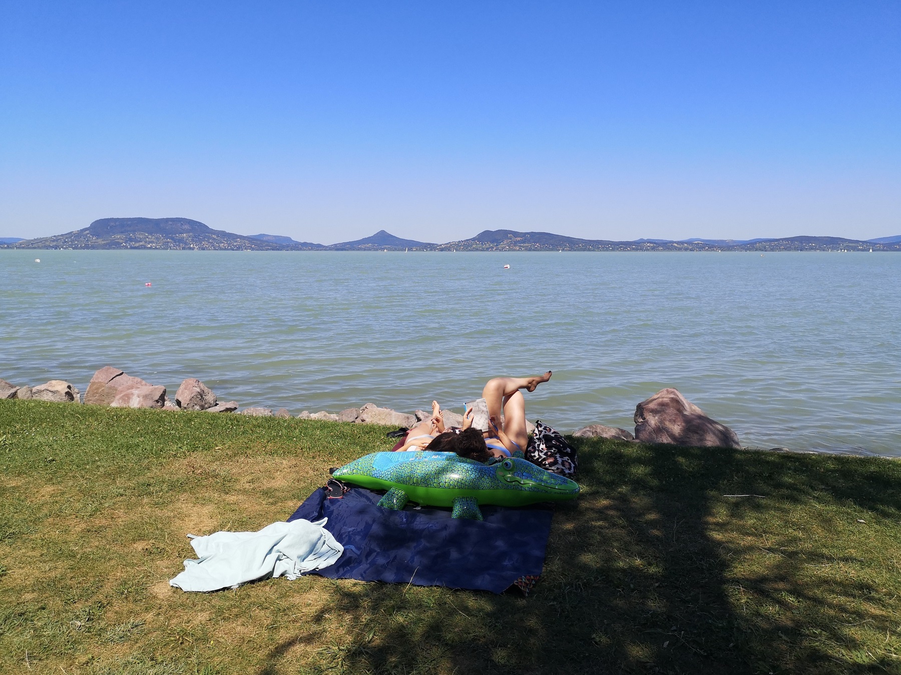 Kihasználják az iskolakezdés előtti utolsó meleg napokat a Balatonnál nyaraló családok