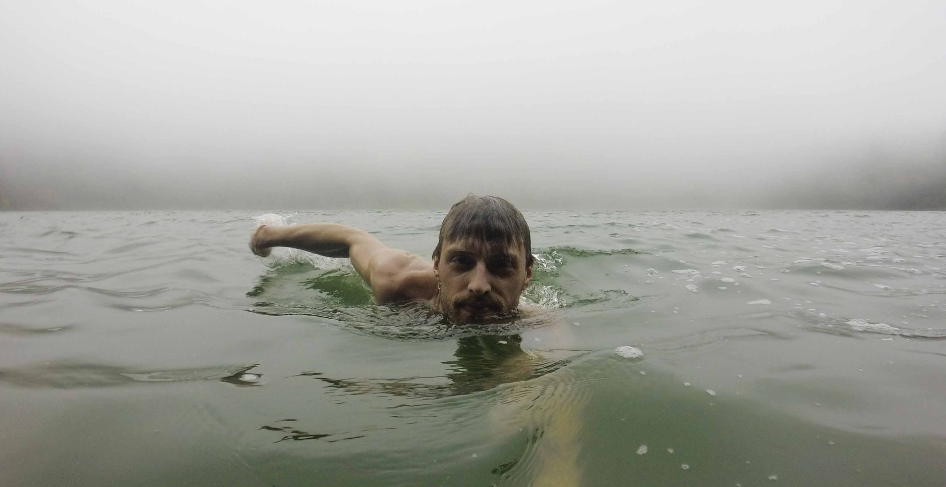 hideg vízben és visszérben úszva)