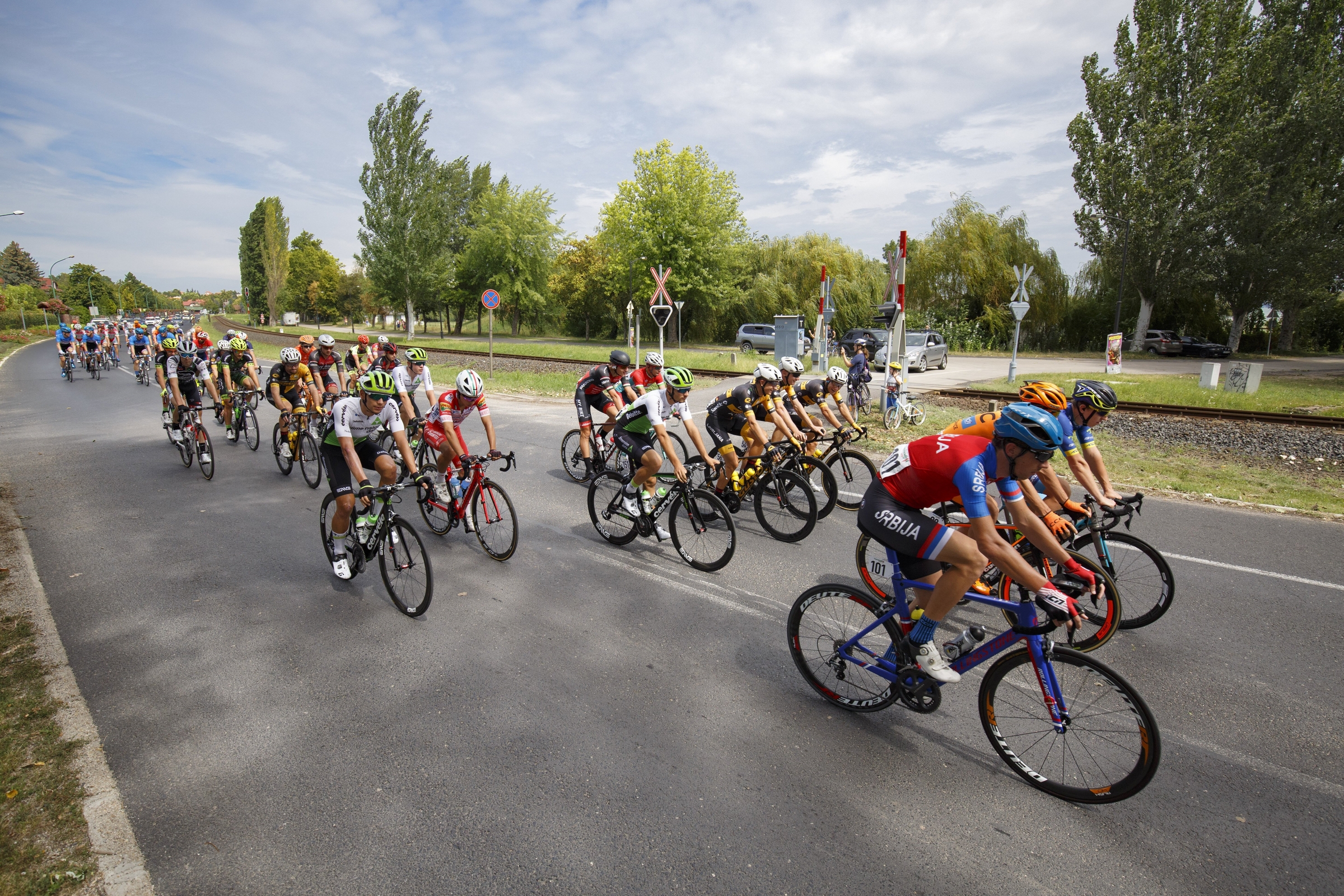 Versenyzõk a Tour de Hongrie országúti kerékpáros körverseny elsõ szakaszán Balatonalmádiban (MTI Fotó: Varga György)