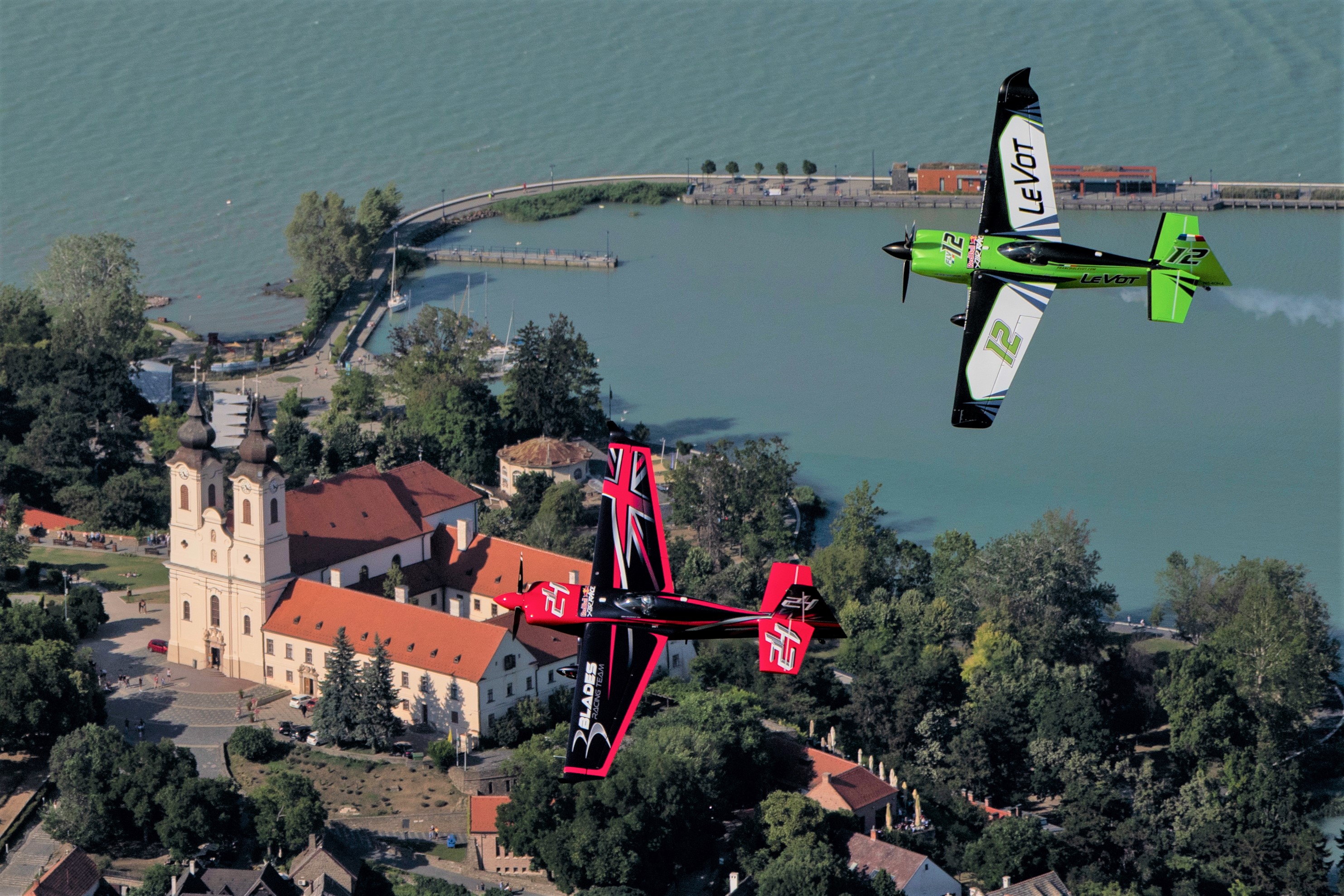 A Red Bull Air Race pilótái, François Le Vot és Ben Murphy a Tihanyi Apátság fölött François Le Vot és Ben Murphy