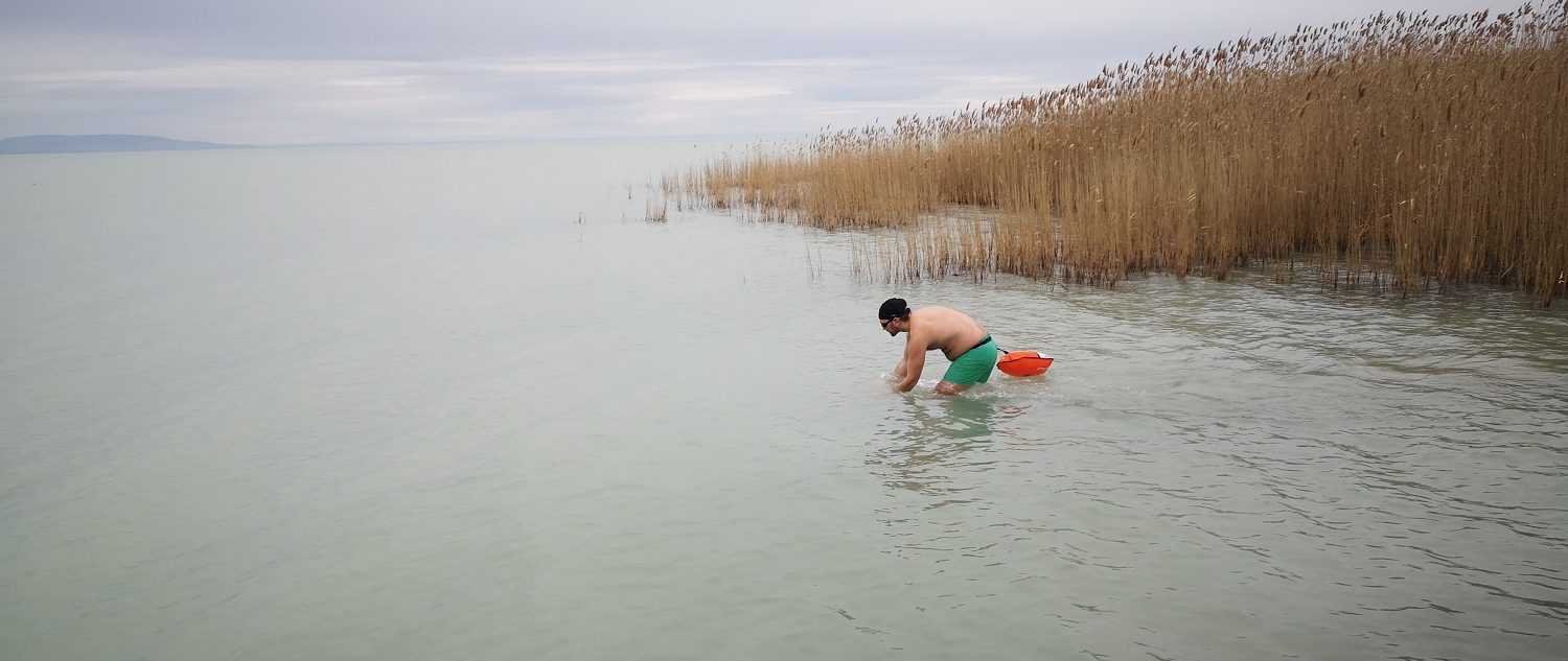 Márciusban újra megrendezik a téli Balaton-átúszást