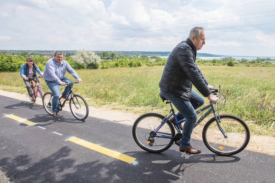 Balatonfűzfő és Balatonalmádi között panorámás bicikliutat adtak át
