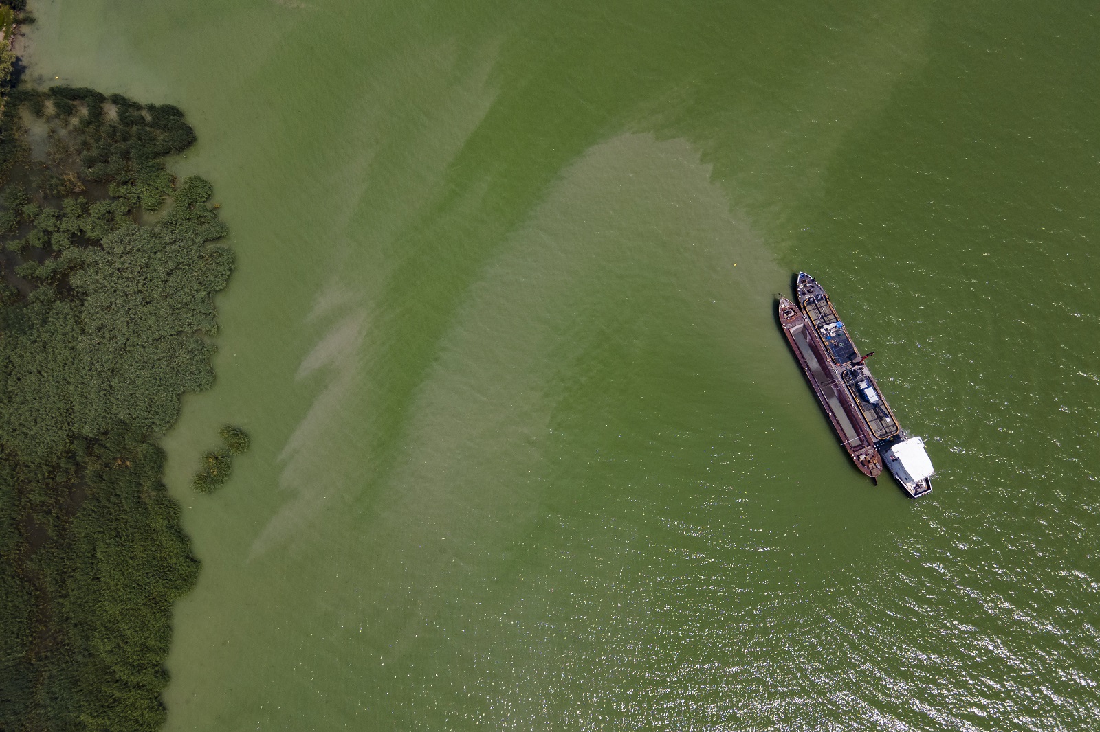 Elsüllyedt egy kotróhajó a Balatonban