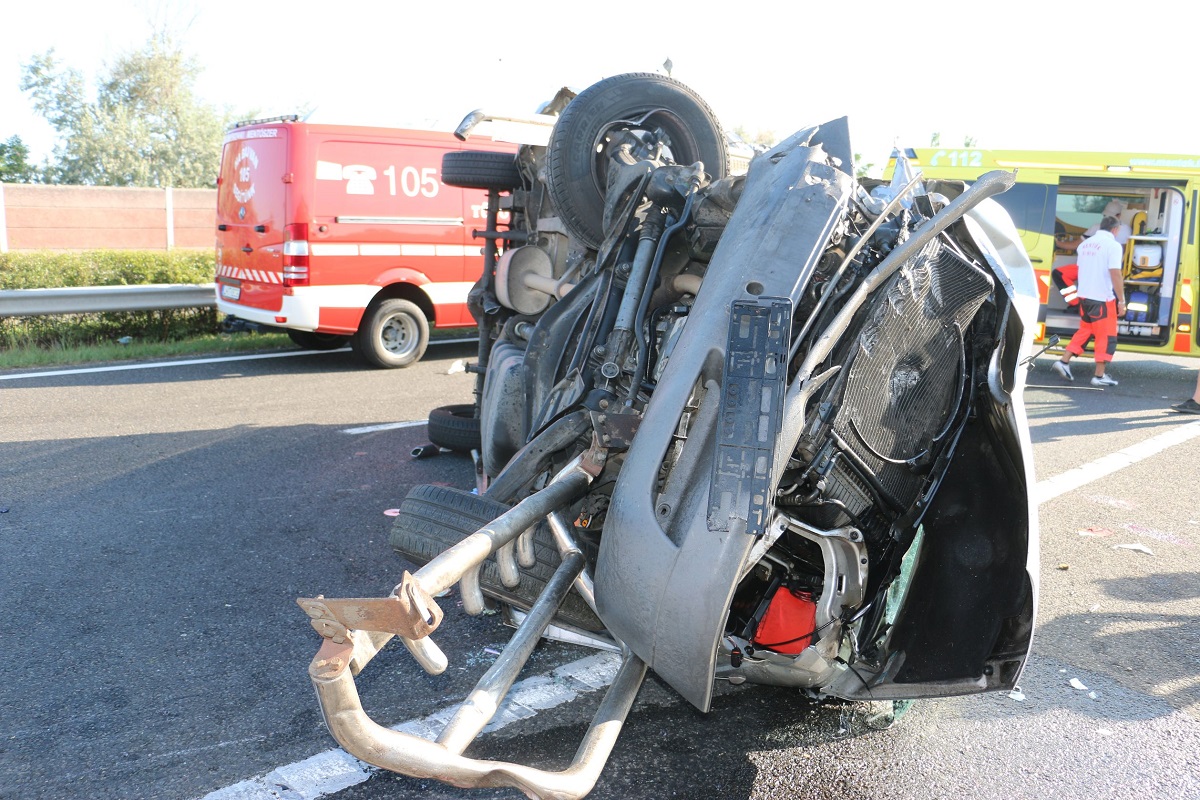 Alig maradt valami a Siófoknál felborult román kisbuszból &#8211; Fotók a tragikus balesetről!