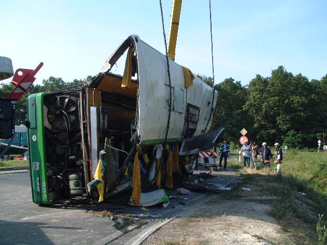 Tragikus buszbaleset Balatonszentgyörgynél, 20 halott – így látták a katasztrófavédők