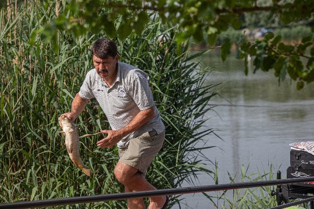 Áder János nem csak pecázik, szívesen elkészíti és fogyasztja is a halat Fotó: Végh István/borsonline.hu