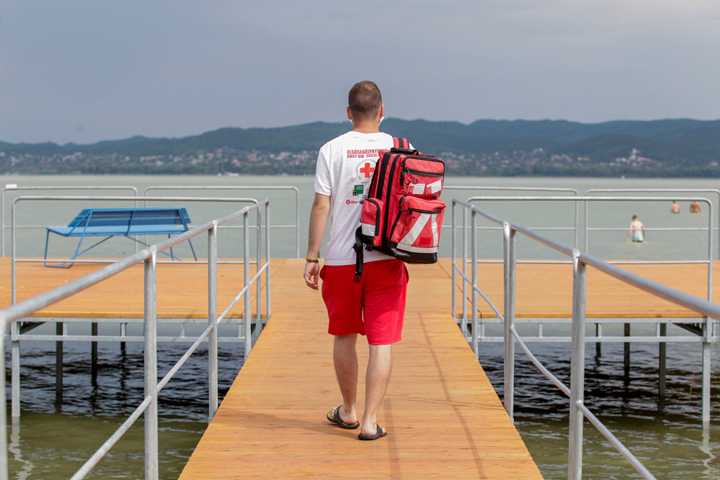 A Magyar Vöröskereszt ifjú önkéntesei nyújtanak elsősegélyt a Balatonnál Fotó: Magyar Vöröskereszt hivatalos