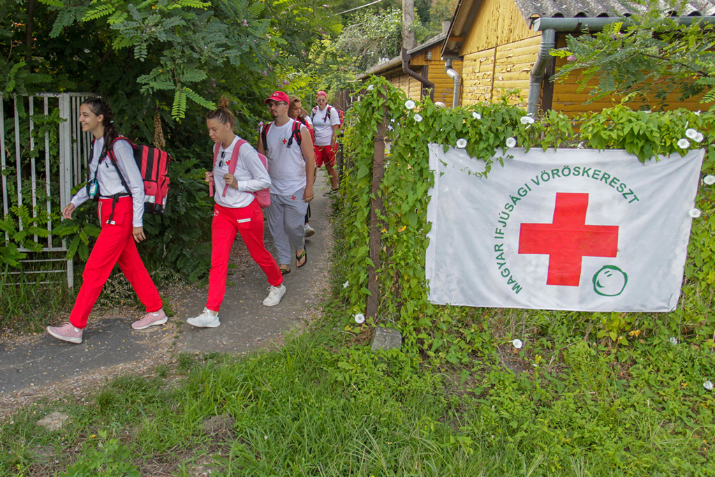 A Magyar Vöröskereszt ifjú önkéntesei nyújtanak elsősegélyt a Balatonnál Fotó: Magyar Vöröskereszt hivatalos