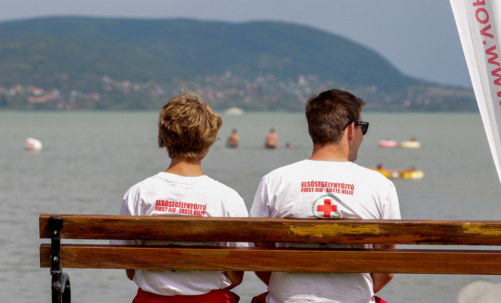 A Magyar Vöröskereszt ifjú önkéntesei nyújtanak elsősegélyt a Balatonnál Fotó: Magyar Vöröskereszt hivatalos