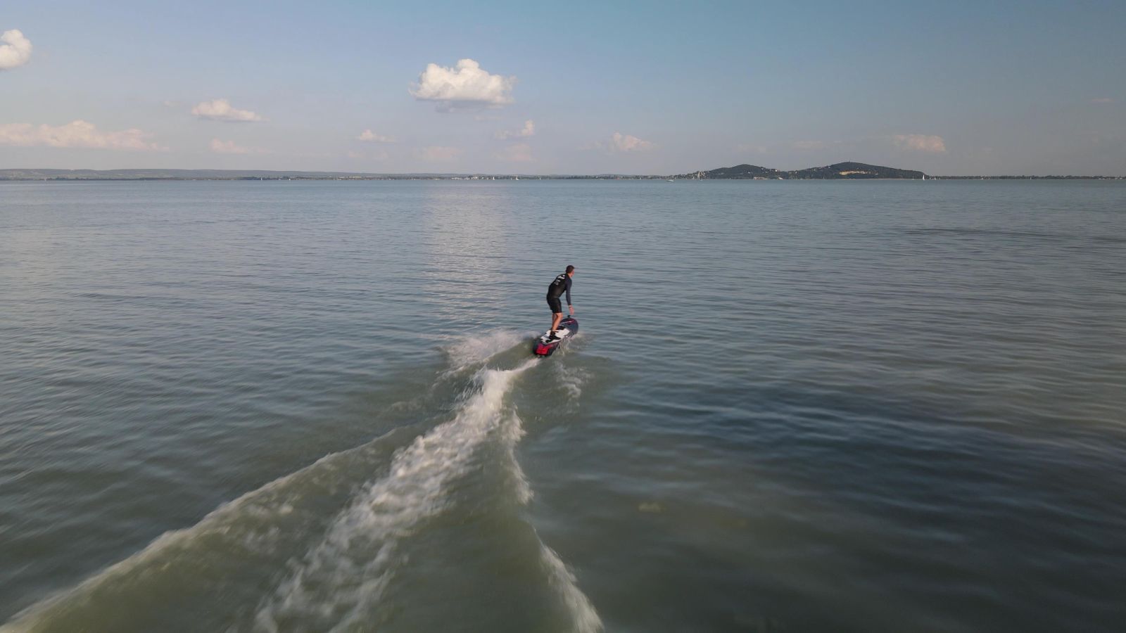 Se szél, se hullámok, mégis szörföznek a Balatonon; itt az e-szörf
