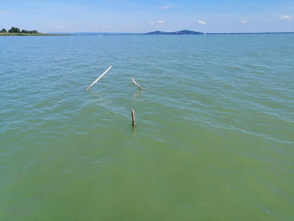 Életveszélyes karók állnak ki a Balaton vizéből. Már amelyik egyáltalán látszik!