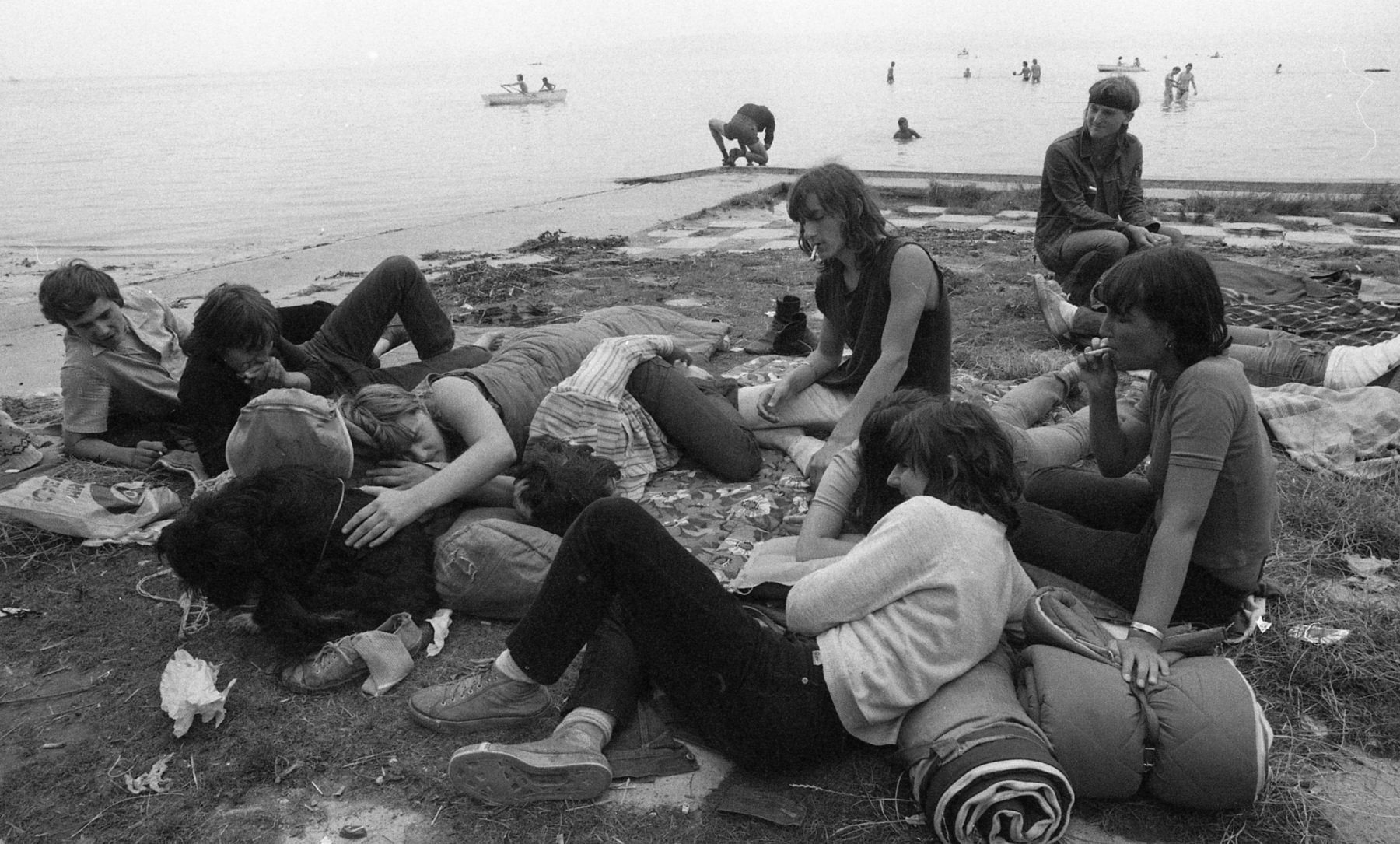 Balaton-part, az Omega - LGT - Beatrice közös koncertjére várakozók, csövezők 1980-ban Fotó: Urbán Tamás