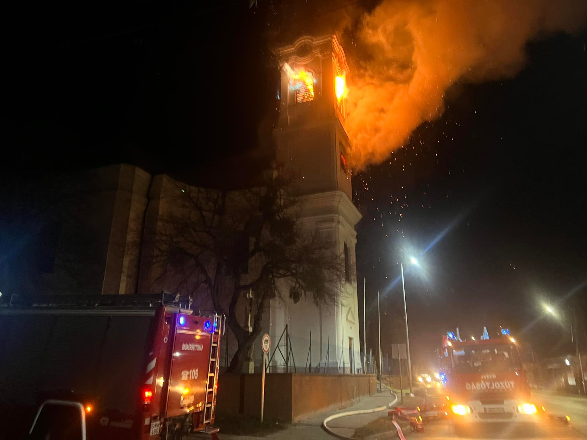 Elképesztő fotókon a tűzoltók küzdelme a lángoló templomtoronyért
