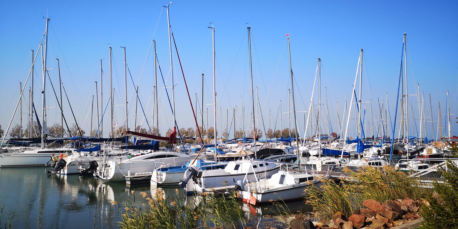 Kevés a kikötőhely – még ezer vitorlás parkolna a Balatonnál