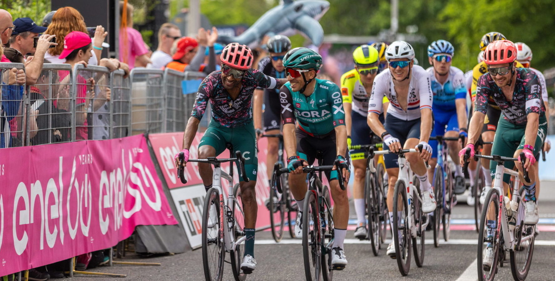 Visegrád, 2022. május 6. A Giro d'Italia országúti kerékpáros körverseny Budapest és Visegrád közötti 195 kilométeres nyitóetap befutója Visegrádon 2022. május 6-án. Ez az elsõ alkalom, hogy Magyarországot érinti a háromhetes körverseny, a Giro 14. alkalommal rajtol Olaszországon kívül.