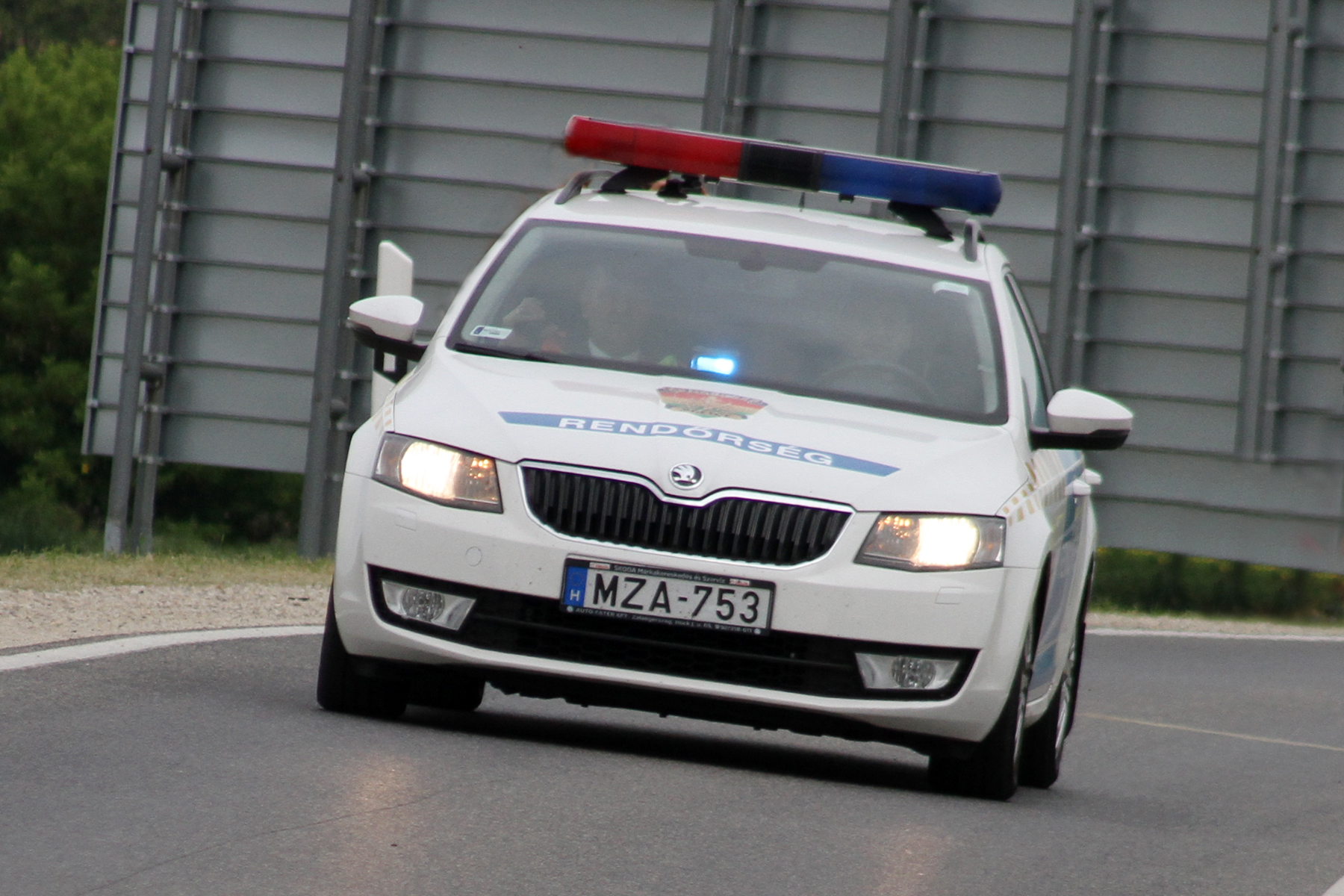 Gátlástalanul előzgető sofőrt kapcsoltak le a rendőrök Balatonalmádinál (videó)