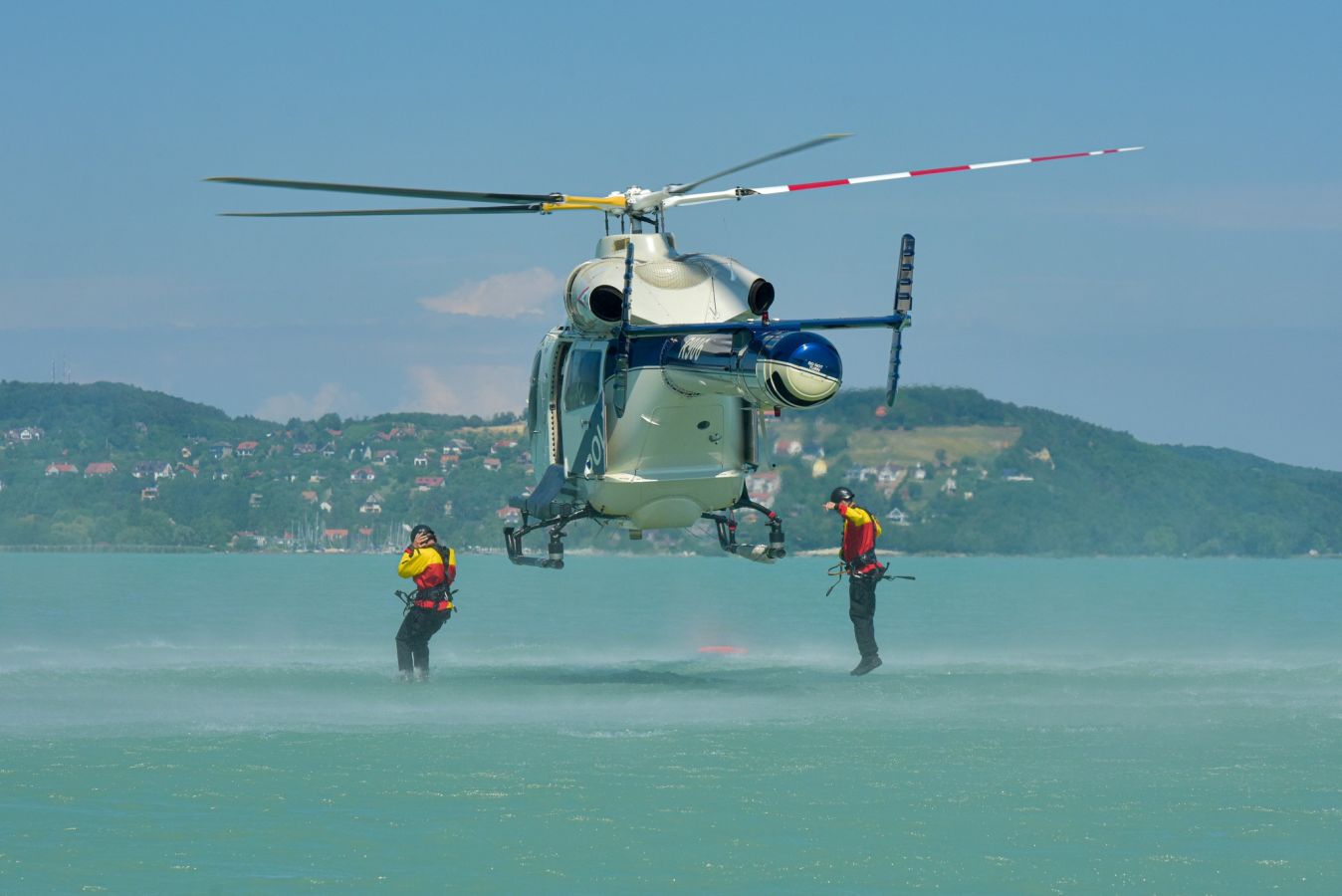 Helikopterrel mentették a bajbajutott fürdőzőket