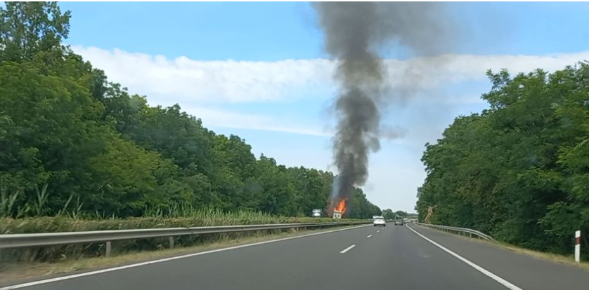 Hatalmas lángokkal égett egy kamion pótkocsija az M7-esen, teljes az útzár (videóval)