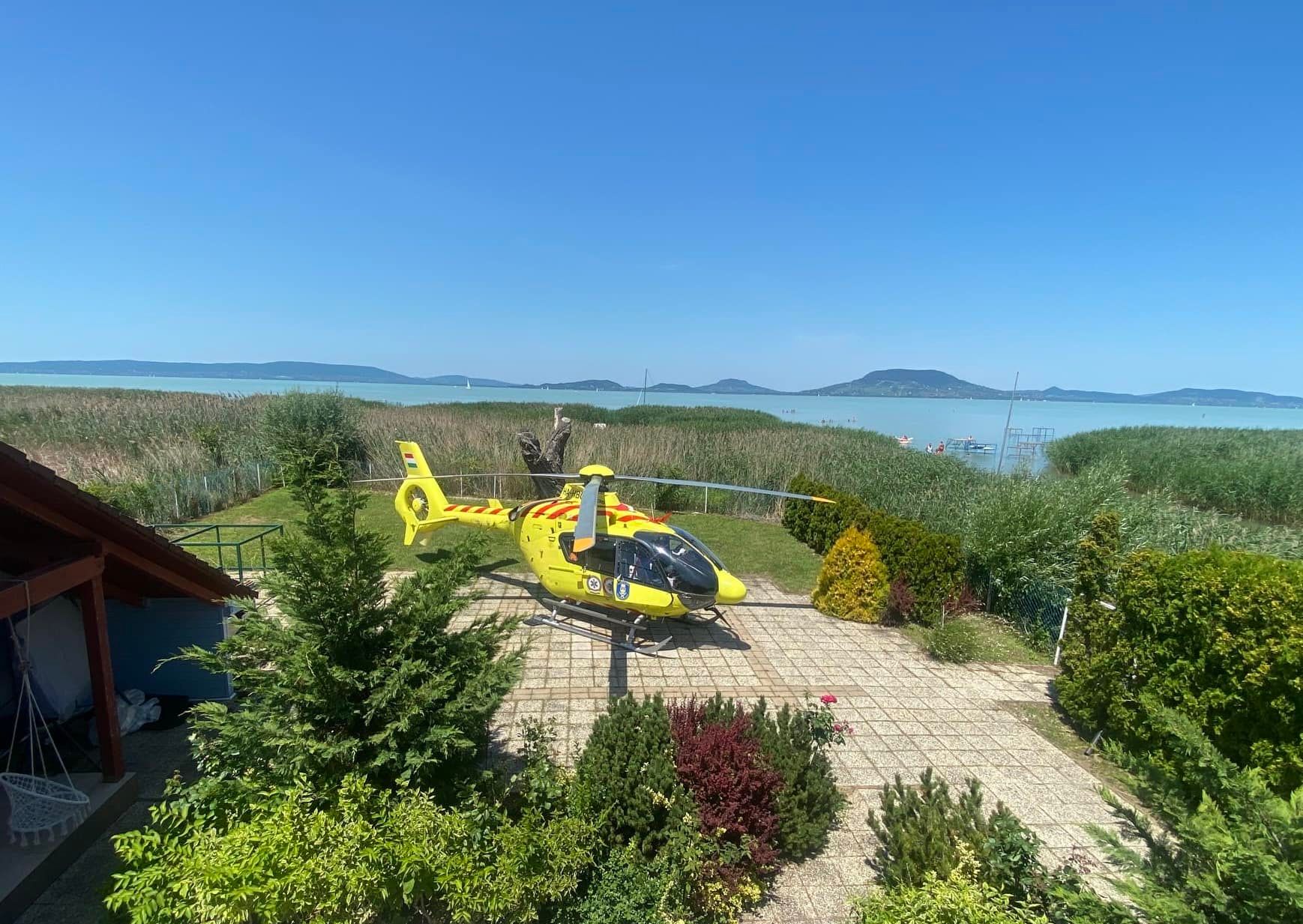 Ebéd közben szállt le a mentőhelikopter a család kertjébe