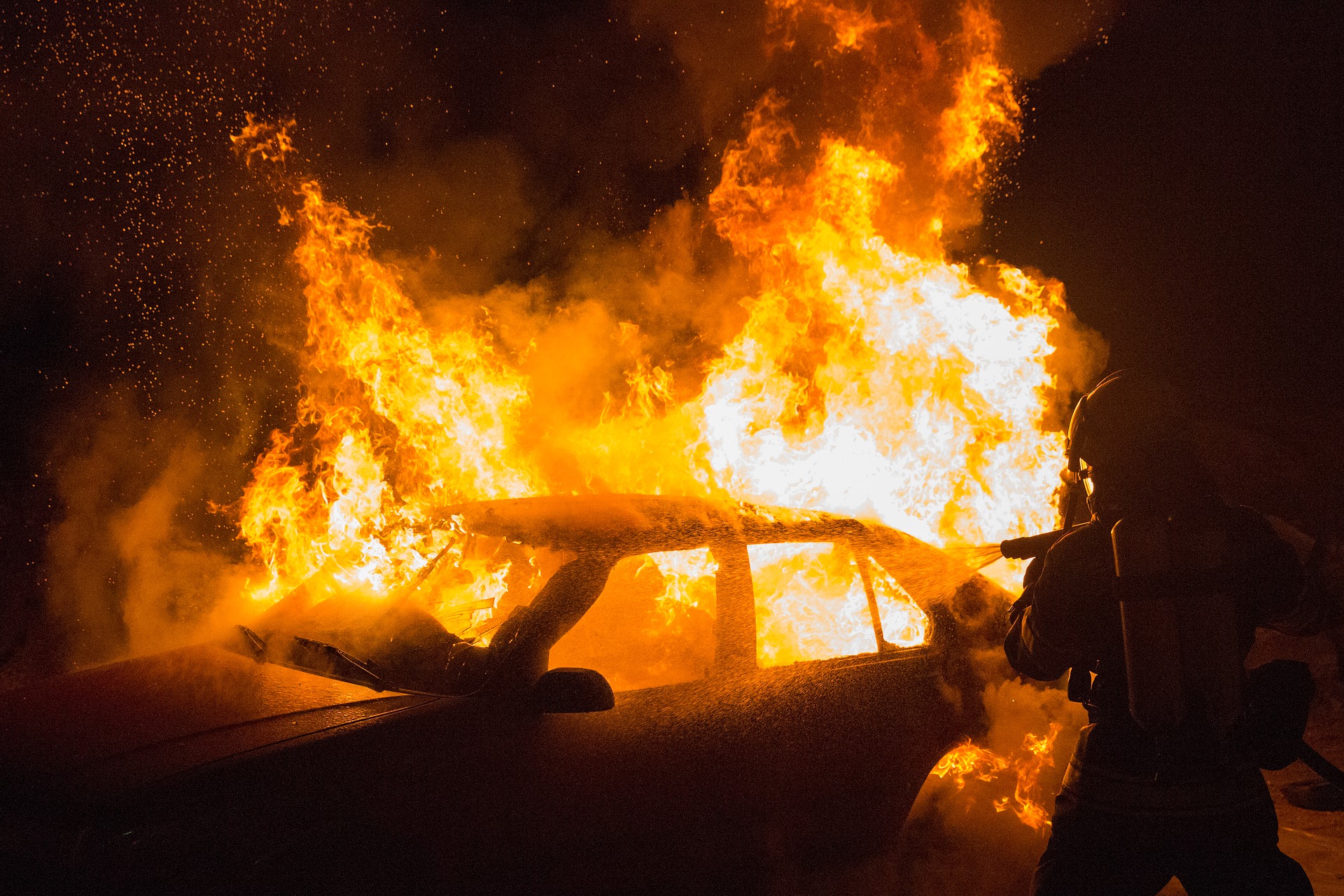Egy cserbenhagyó kocsija lángolt az M7-esen