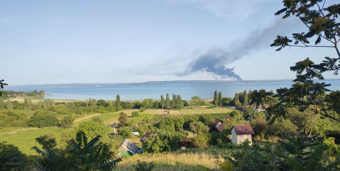 Döbbenetes látvány a Balaton túlpartjáról gomolygó füst