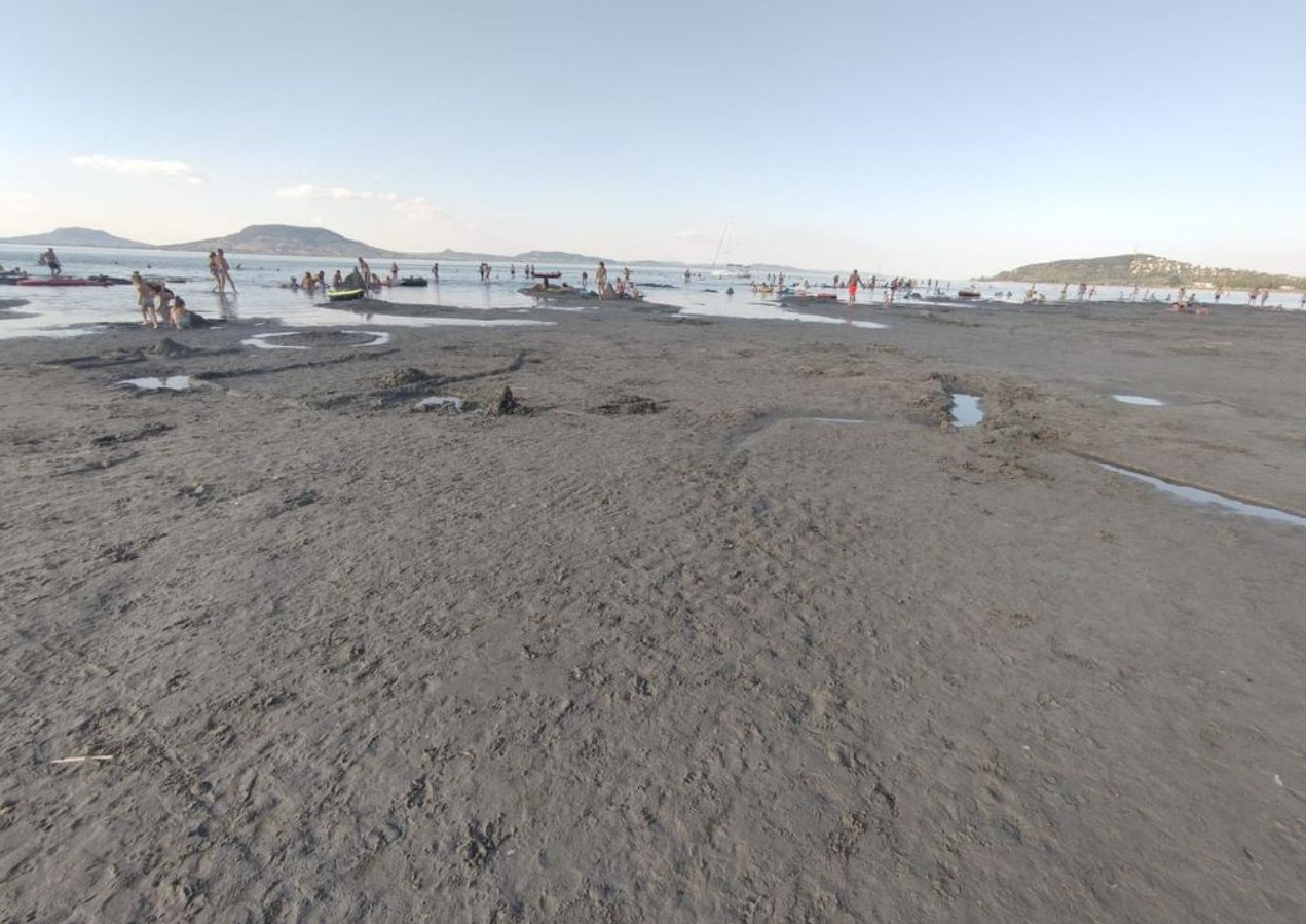 Drámai olvasói fotók: méretes homokpad szakítja félbe a balatoni strandot
