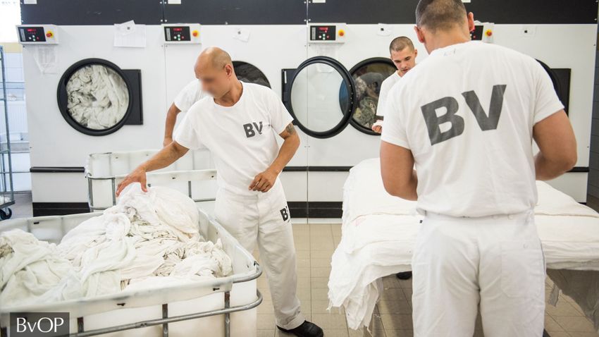 A börtön mosodájában, rabok mossák tisztára a Balatonnál nyaralók szennyesét