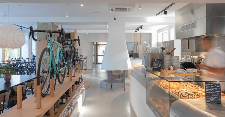 Bicikli a kávé mellé Csopakon – új trendek a hazai belsőépítészetben