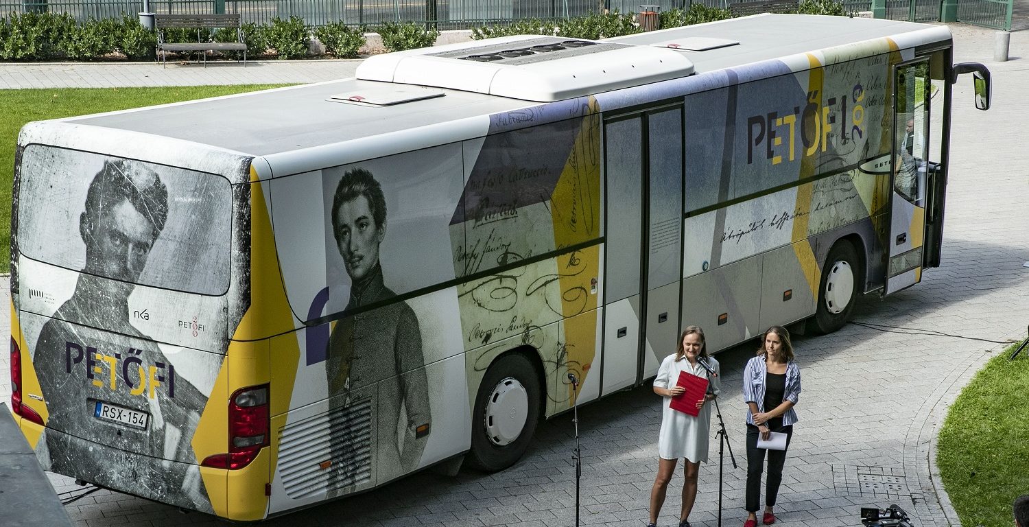 A Petőfi-busz Balatonfüreden látható