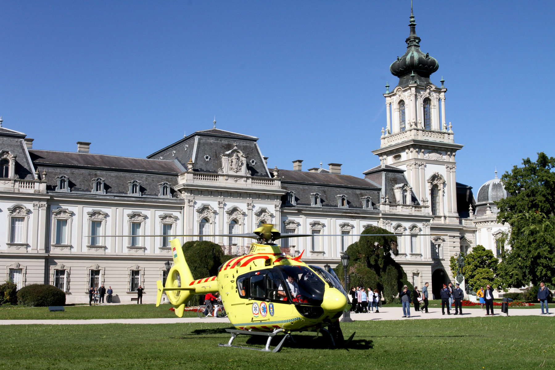 Légimentő helikopter landolt a kastélyparkban