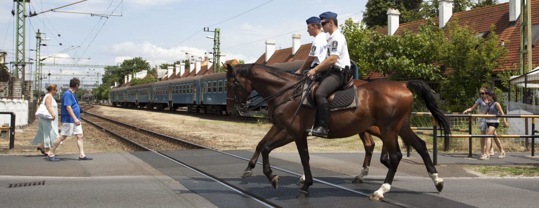 Lovas rendőrök teljesítenek szolgálatot ősszel is a Balaton északi partján, a bűncselekmények megelőzése érdekében.