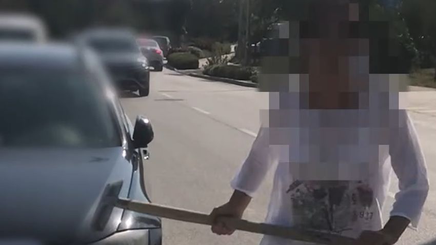 Mérgében lapáttal ütötte a háza elé parkoló autót egy balatonfüredi asszony – videó