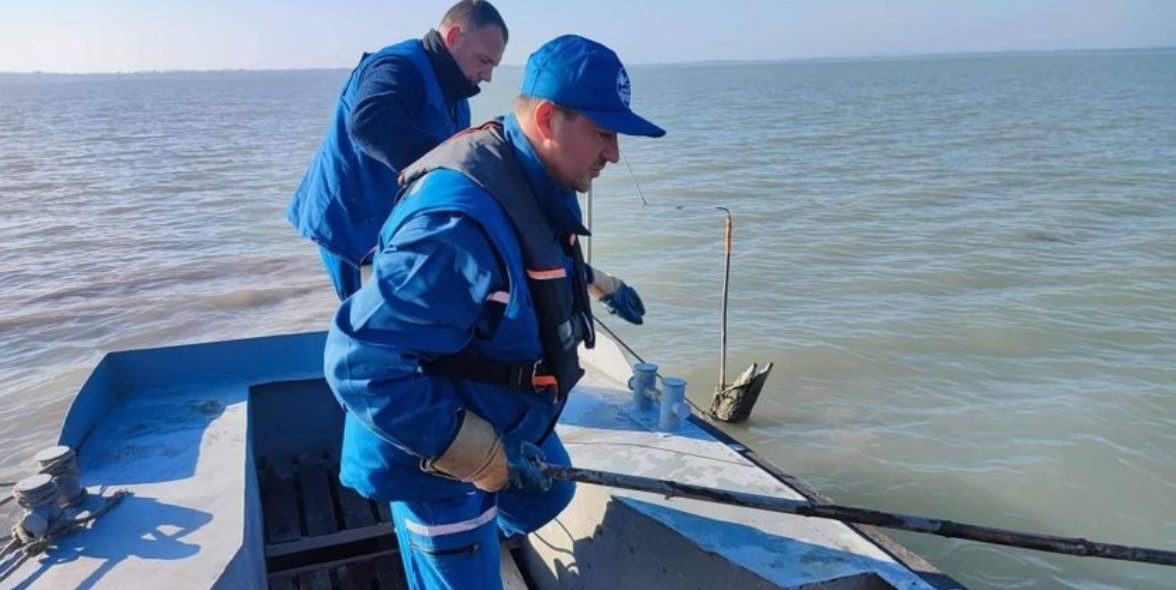 Kiszedik az illegális horgászkarókat a Balaton nyugati medencéjéből