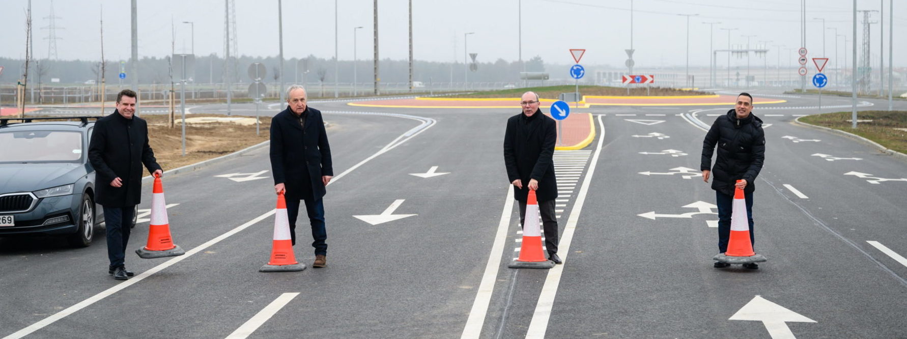 Veszprém, 2022. december 20. Nyul Zoltán, a NIF Zrt. beruházási vezérigazgató-helyettese, Kontrát Károly fideszes országgyûlési képviselõ, Porga Gyula polgármester és Ovádi Péter, a térség fideszes országgyûlési képviselõje (b-j) ünnepélyesen megnyitják a 8. számú és 82. számú fõutat összekötõ 8229. számú utat Veszprémnél 2022. december 20-án. MTI/Vasvári Tamás