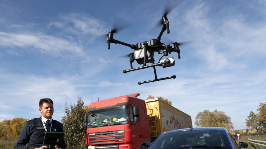 Drónnal és civil autókkal figyelték a szabályszegőket Fonyódon
