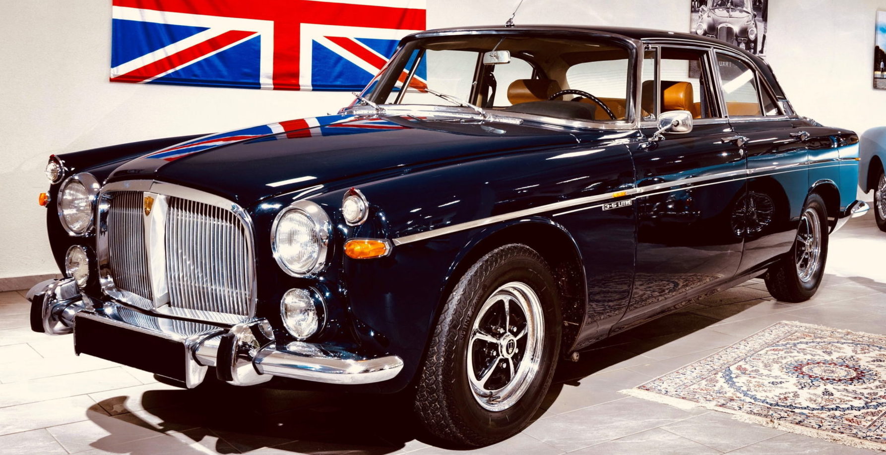 A Balaton-felvidék festõi környezetében, Dörgicsén található Kaáli Autó-Motor Múzeum országos és nemzetközi hírnevét már eddig is legendás ritka autó gyûjteményének köszönhette. A most érkezett világhírû gépkocsik kiállításával egy olyan szintet léptek, melyek a legigényesebb autó rajongók képzeletét is felülmúlják. Angliában köztudott volt, hogy Erzsébet királynõ sokszor személyesen vezette a Rover P5b Coupe automatic gépkocsiját nem hivatalos ügyeinek intézésére. A 3.5 literes motorral rendelkezõ autó JGY 280 rendszámot kapott. Egy ilyen tipusú kocsit állítottak ki most Dörgicsén.