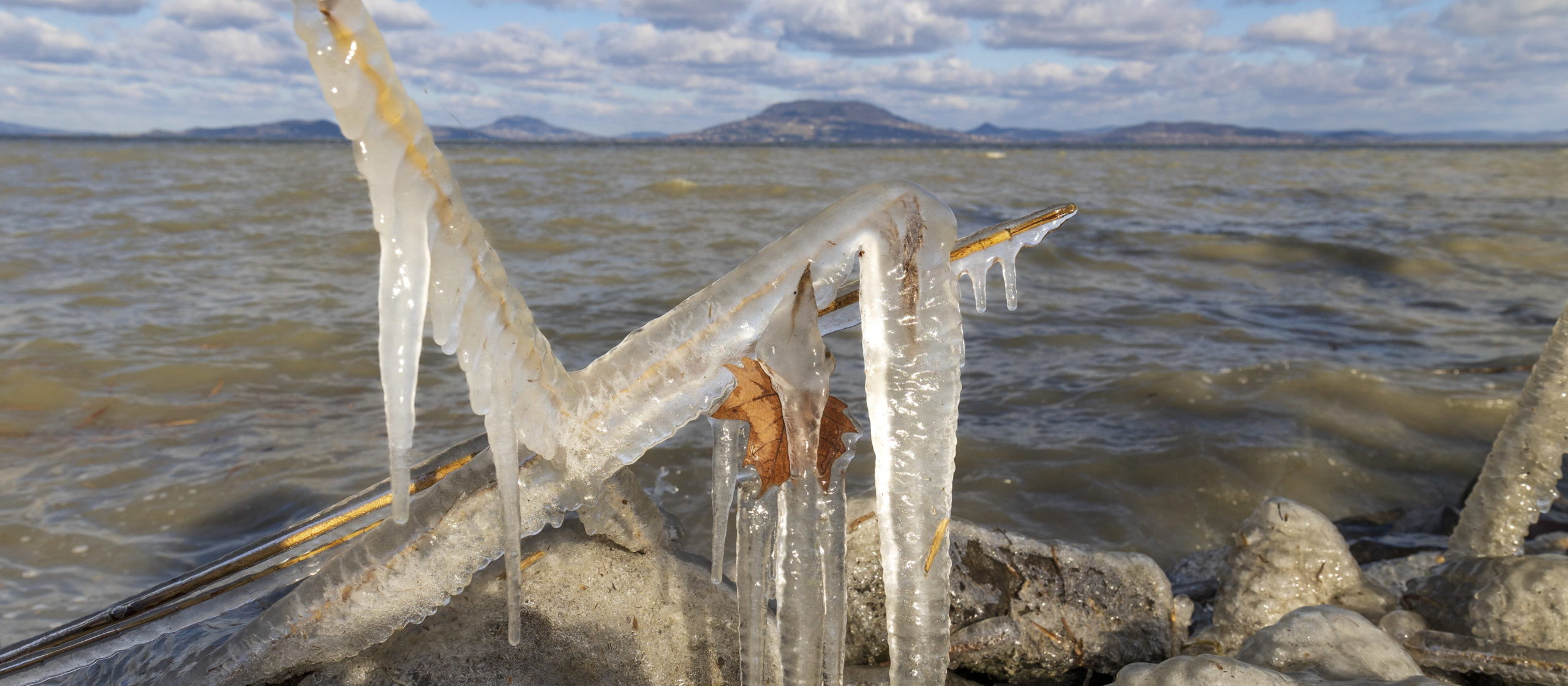 Gigantikus jégcsapok a Balaton partján – GALÉRIA