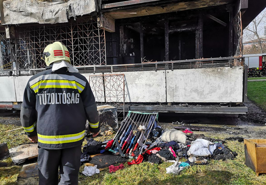 Y-háznál oltották a lángokat a tűzoltók Tapolcán