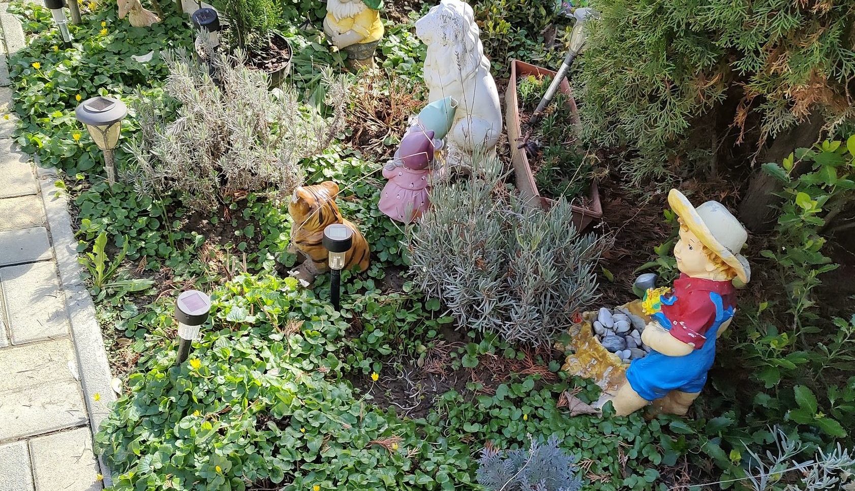 Meztelen női szobrot is lopott a kertből a somogyi nő