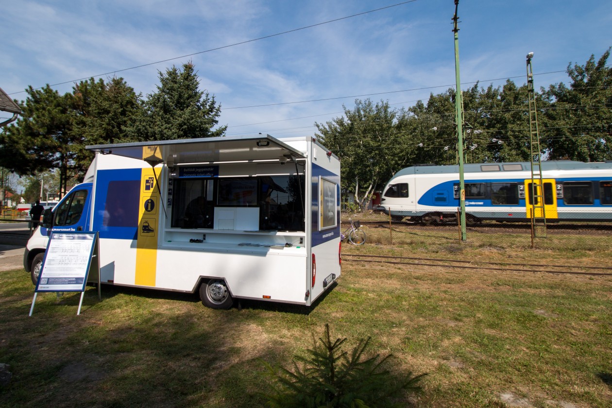 Mobilpénztár a MÁV street food kocsikat idéző megoldása