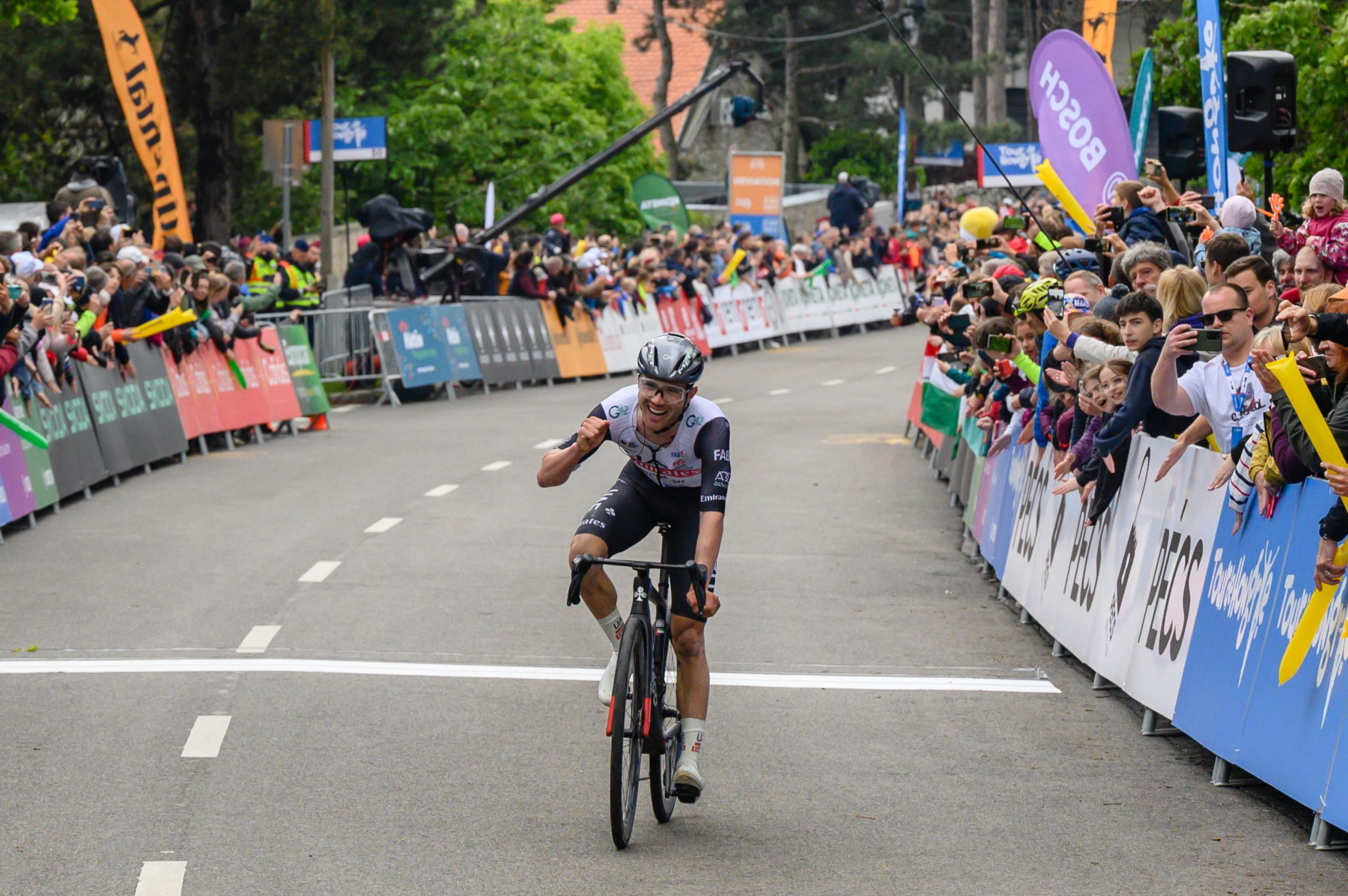 A szakaszgyőztes svájci Marc Hirschi, az UAE Team Emirates versenyzője a 44. Tour de Hongrie országúti kerékpáros körverseny harmadik, 180 kilométeres Kaposvár - Pécs szakaszának befutóján Pécsen 2023. május 12-én.