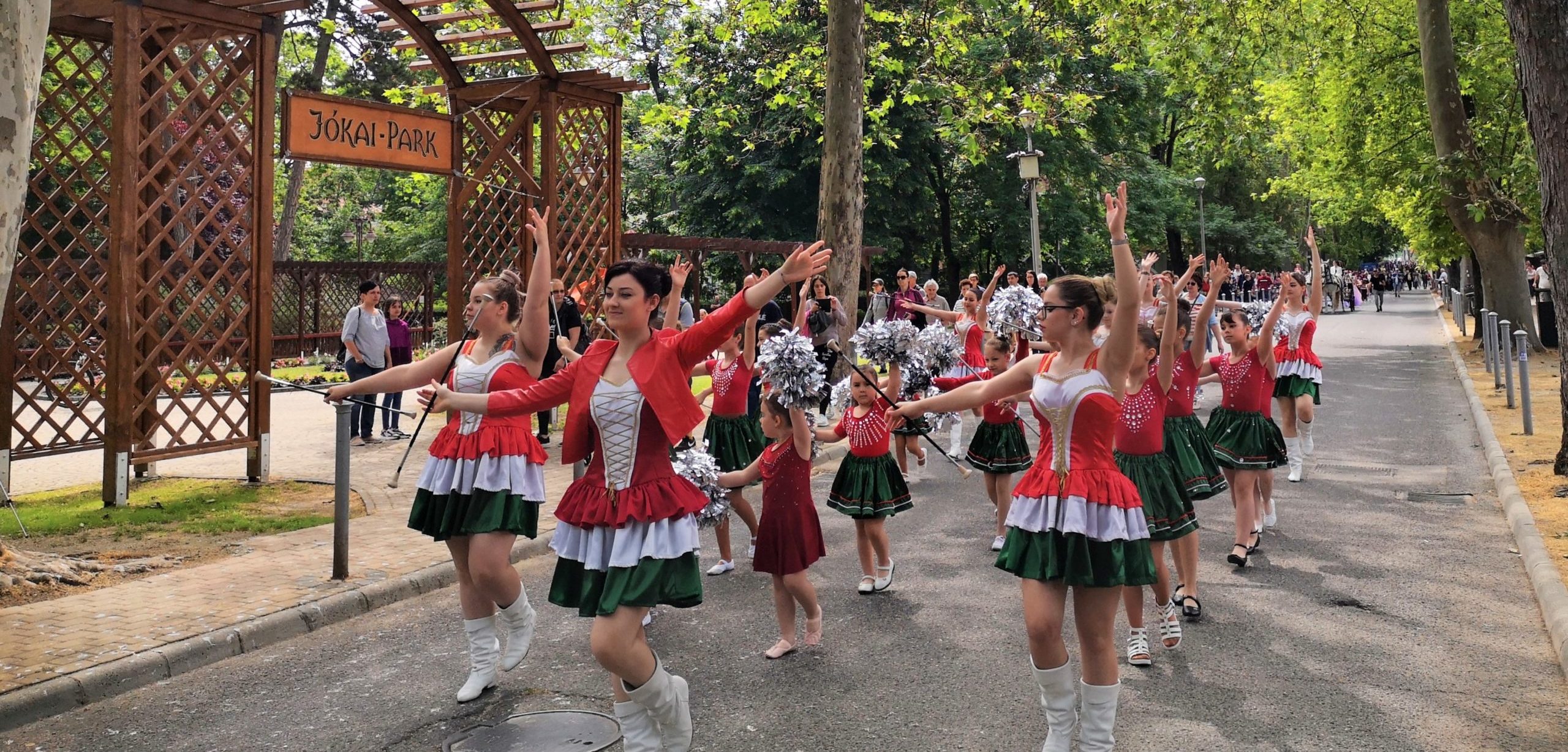 Pünkösdi rózsaözönnel nyitották meg a nyári szezont Siófokon