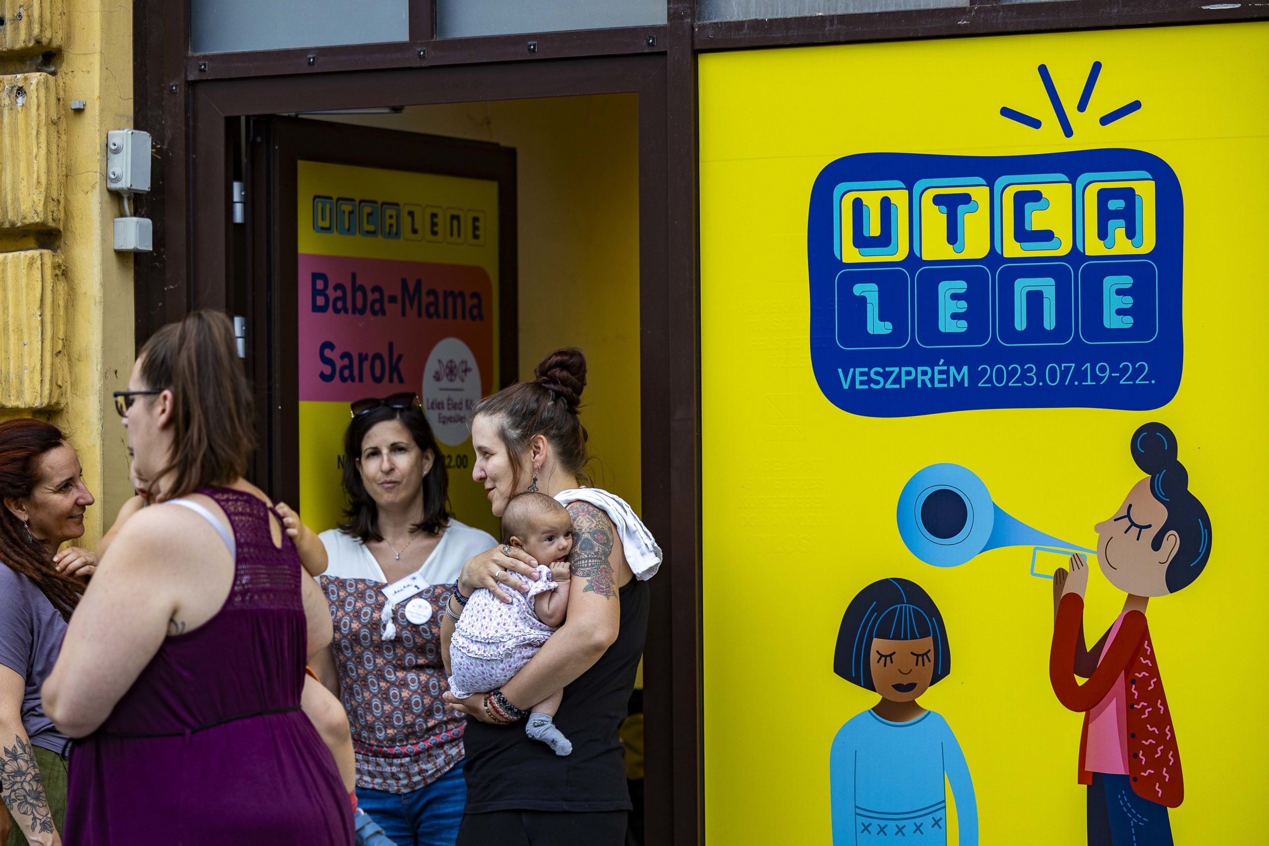 Fülvédős babák a Veszprémi Utcazene Fesztiválon