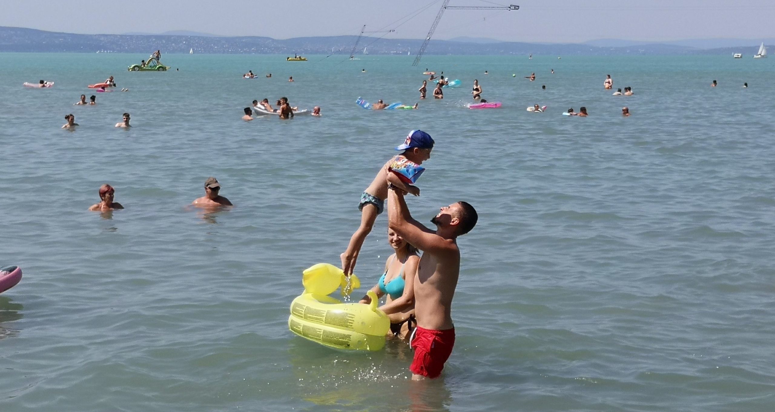 Szombaton ellepték a strandolók a Balatont