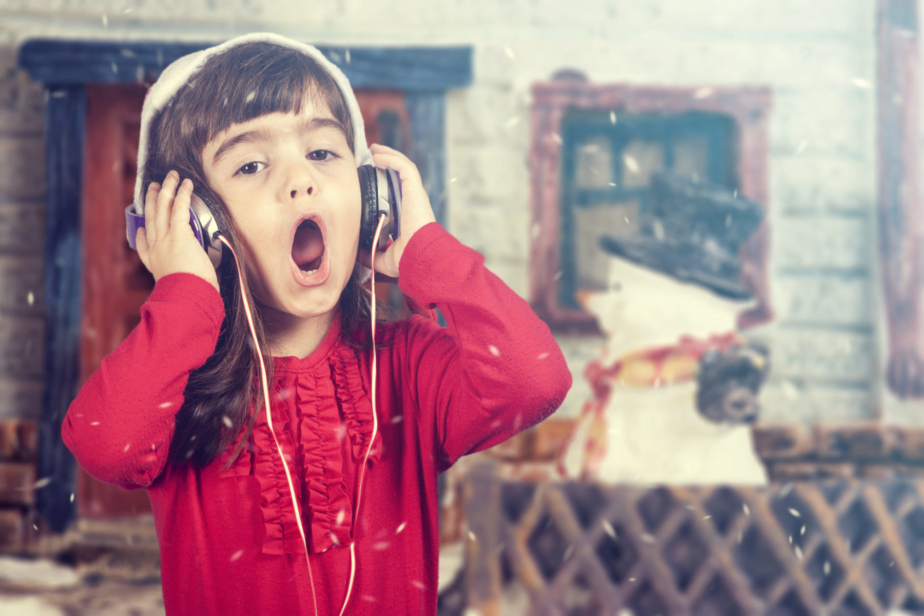 4 éves kislány énekel a Jégvarázsból – a Magyar Közút felkészült a télre