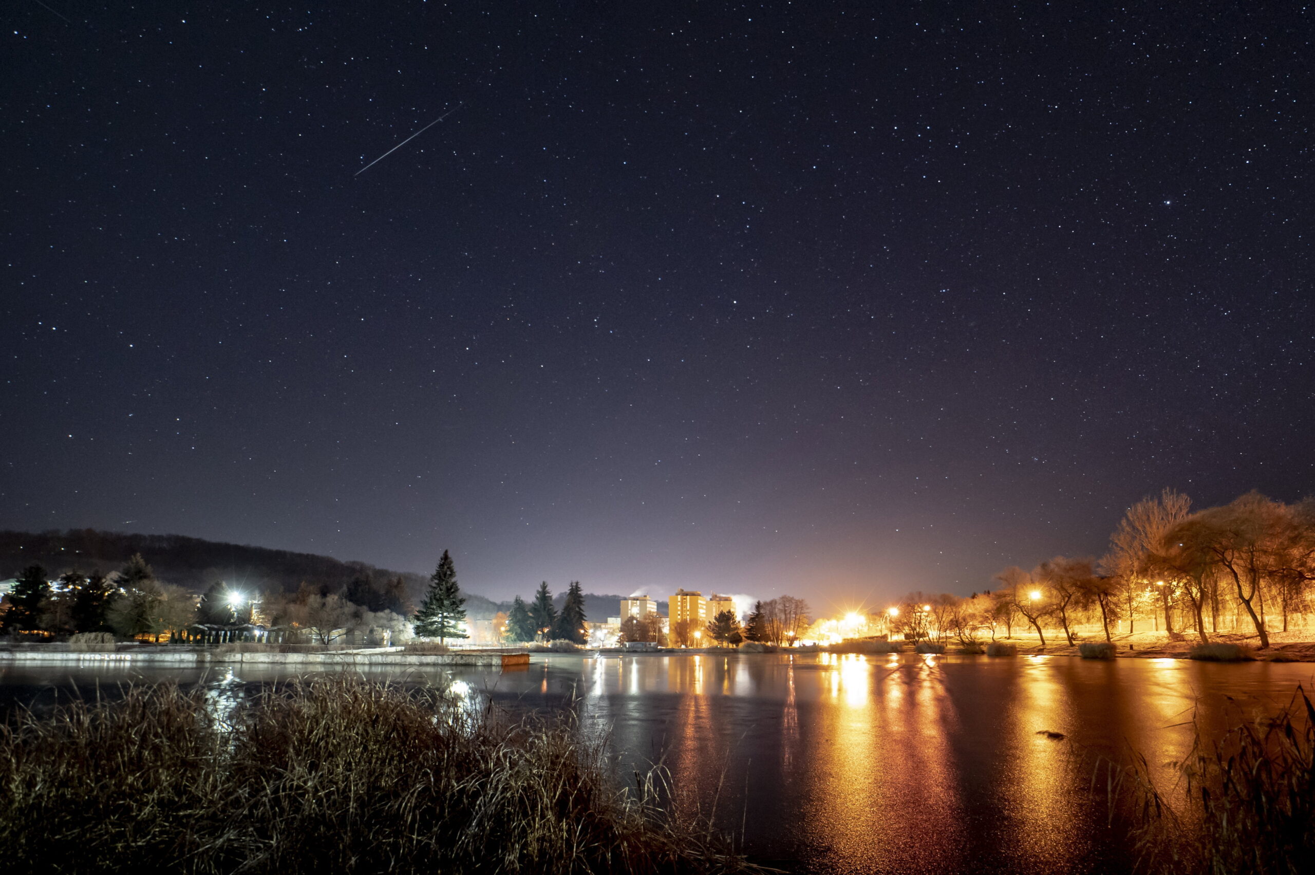 Meteor látszik az égbolton a salgótarjáni Beszterce-lakótelep felett 2021. december 14-én hajnalban, a Geminidák meteorraj maximumának közelében.MTI/Komka Péter