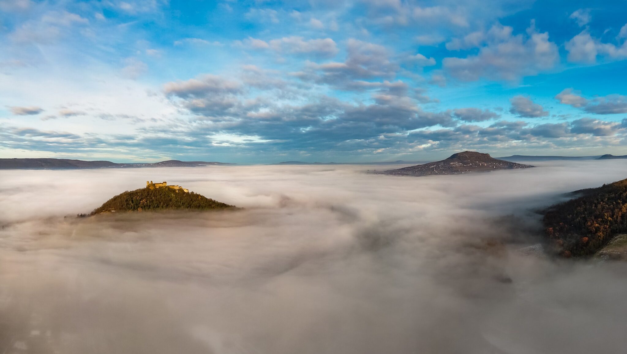 Fantasztikus ködös képeken a Balaton-felvidék hegyei