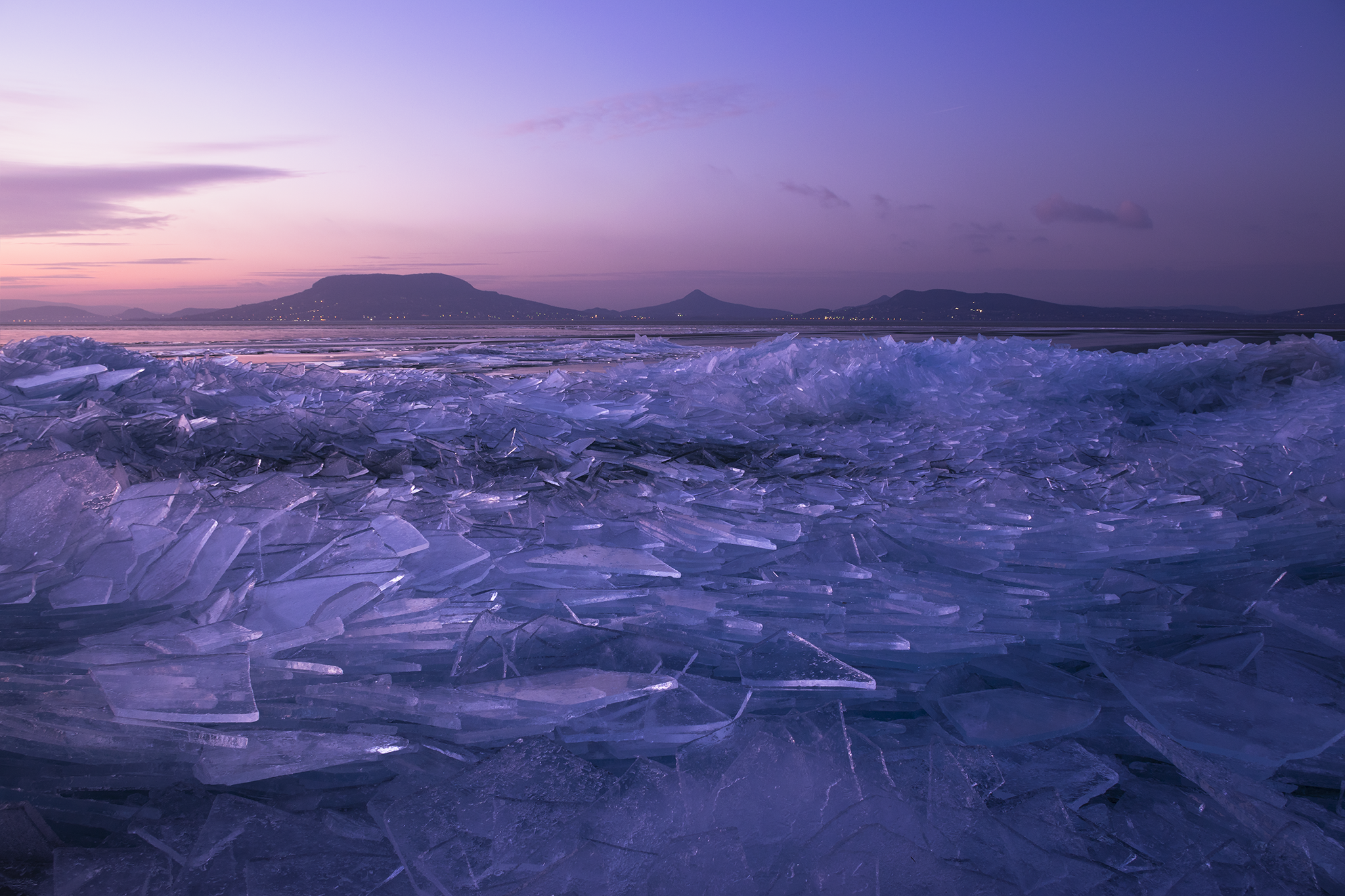 Gigantikus jégtáblák és hihetetlen fények a Balatonon – képgaléria