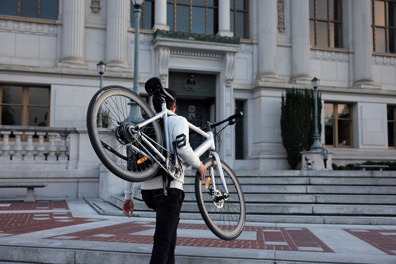 Balatonalmádiban, Zamárdiban és Balatonfüreden loptak milliós értékű elektromos kerékpárokat