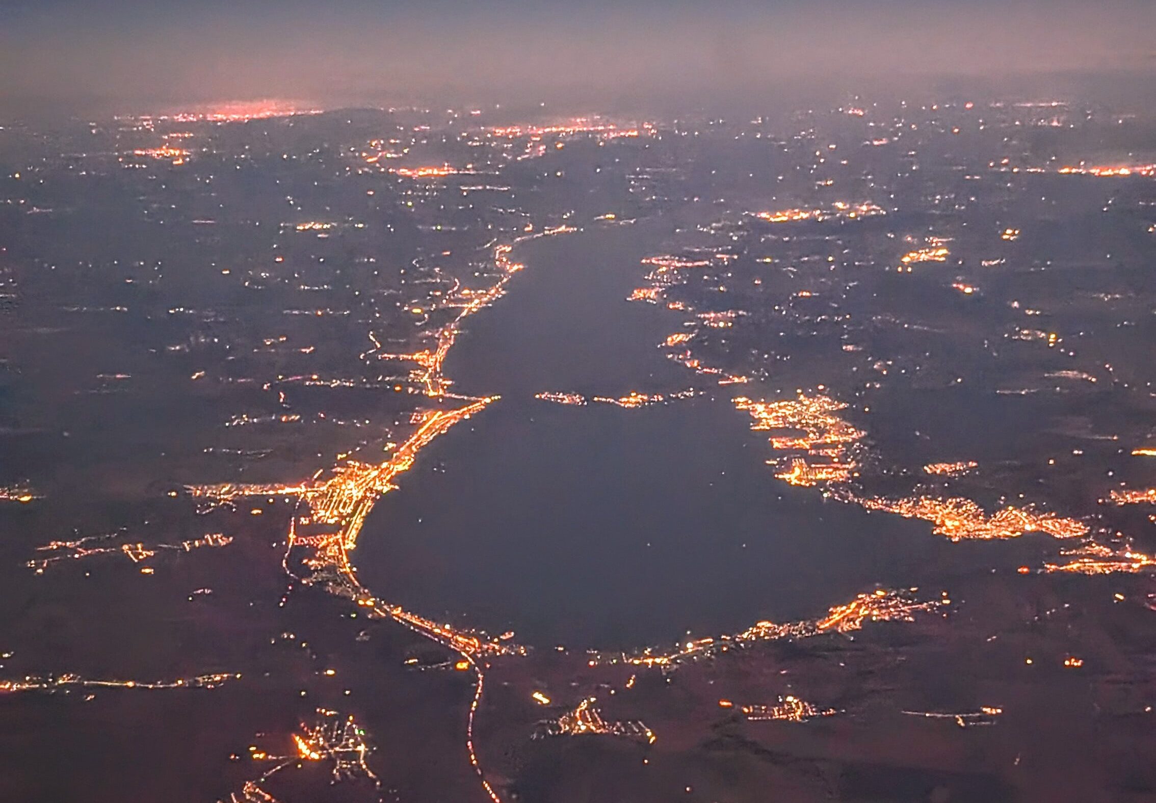 Gyönyörű éjszakai légi felvételek készültek a Balatonról